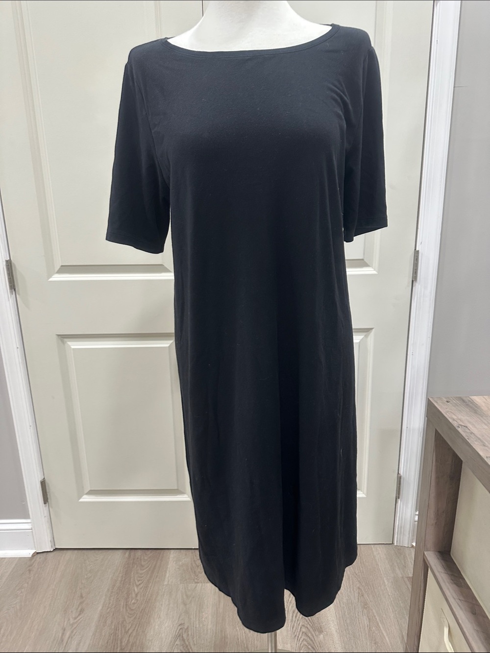 Elegant Black Midi Dress with Short Sleeves